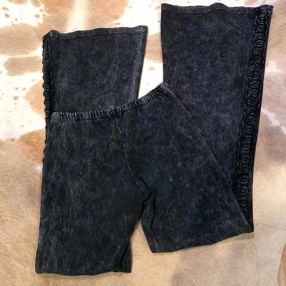 Black Chatoyant Flares Medium